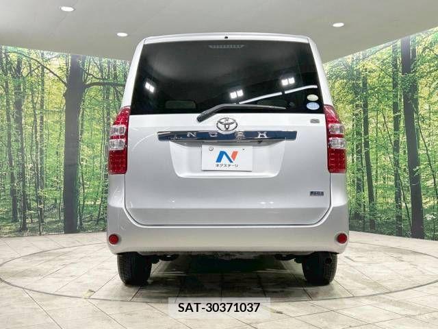 Toyota NOAH 2011-11 220488-16