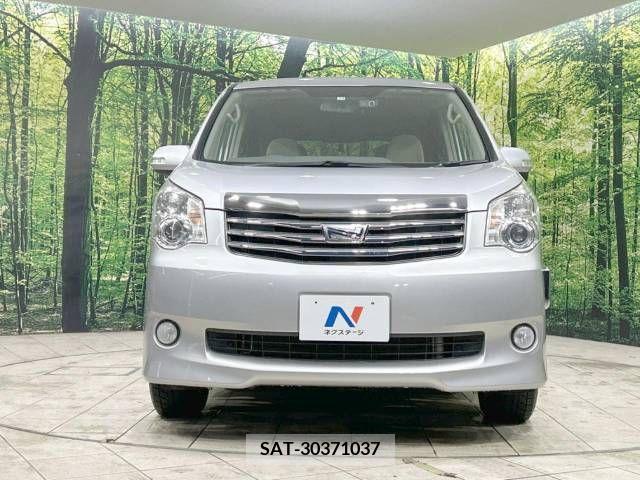 Toyota NOAH 2011-11 220488-15
