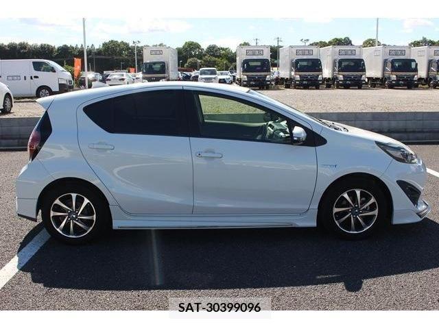 Toyota AQUA 2017-06 389317-10