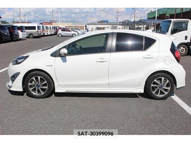 Toyota AQUA 2017-06 389317-8
