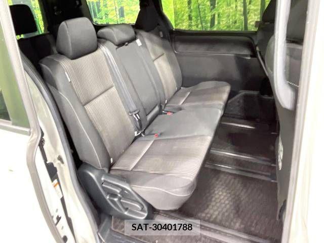 Toyota VOXY 2017-09 246864-9