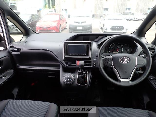 Toyota NOAH 2018-05 347769-1
