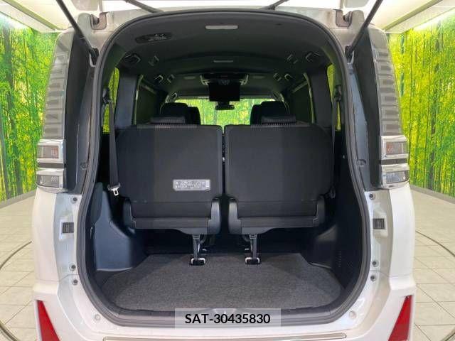 Toyota VOXY 2018-03 370324-11