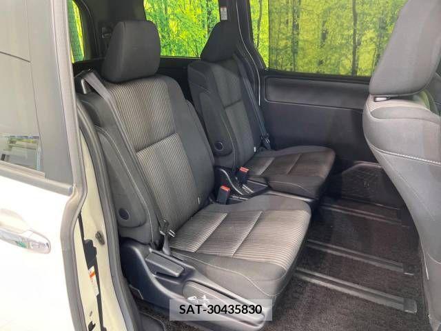 Toyota VOXY 2018-03 370324-9