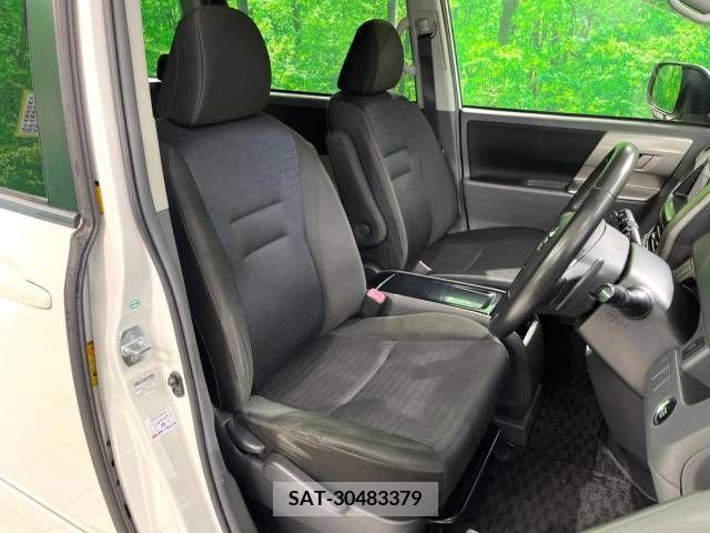 Toyota VOXY 2010-02 386765-3