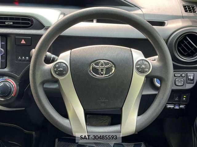 Toyota AQUA 2014-06 351218-11