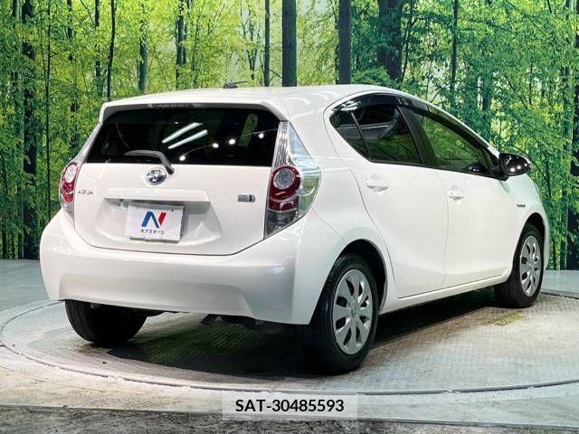 Toyota AQUA 2014-06 351218-17