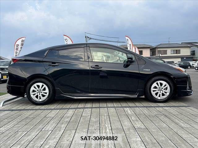 Toyota PRIUS 2017-04 366626-11