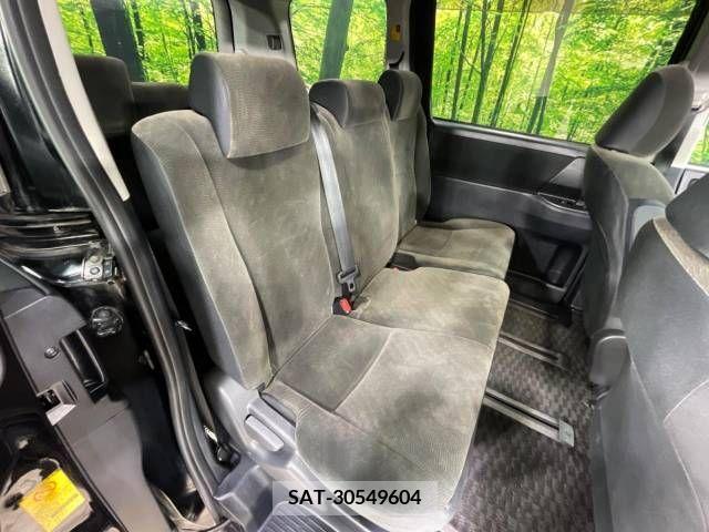 Toyota VOXY 2010-08 370323-9