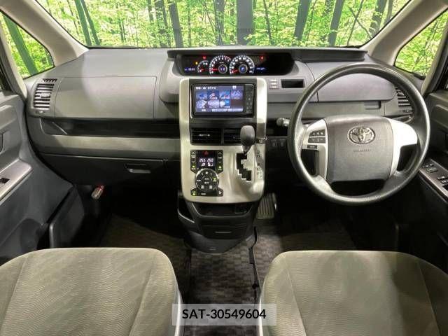 Toyota VOXY 2010-08 370323-1