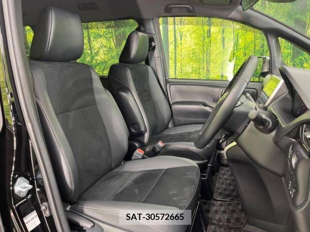 Toyota VOXY 2021-10 370319-8