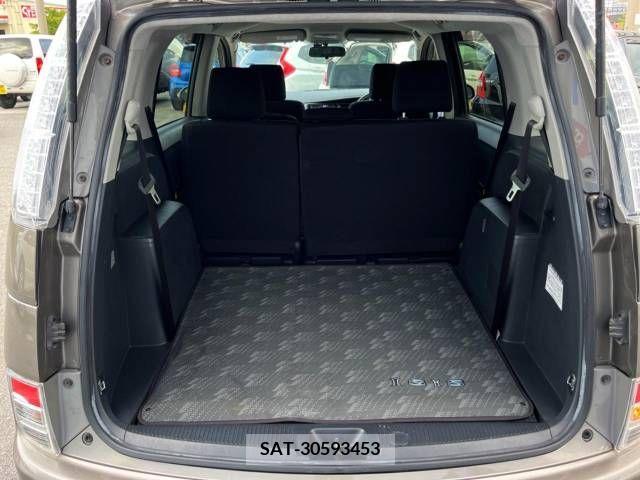 Toyota ISIS 2014-03 250558-11