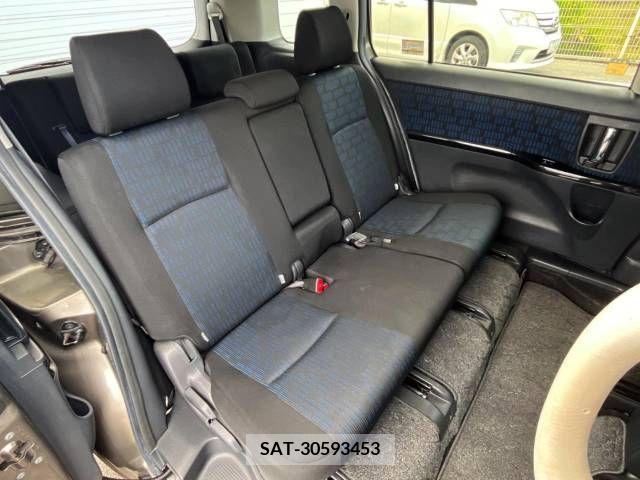 Toyota ISIS 2014-03 250558-9