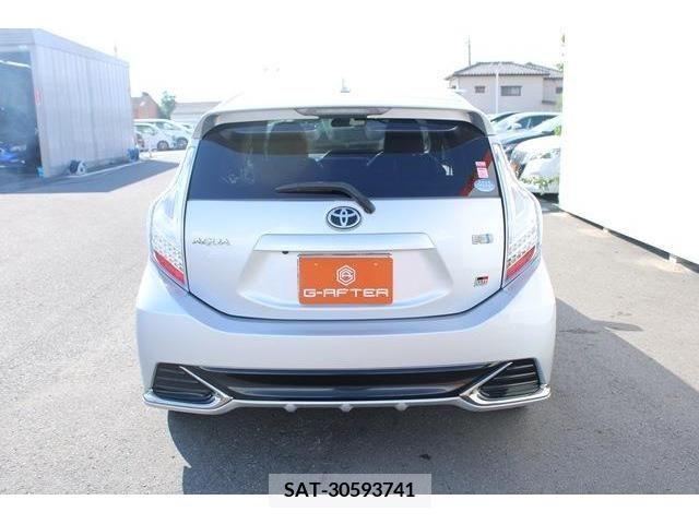 Toyota AQUA 2018-06 389340-8