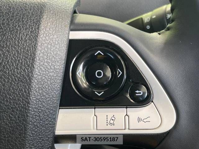 Toyota PRIUS 2018-06 330932-6
