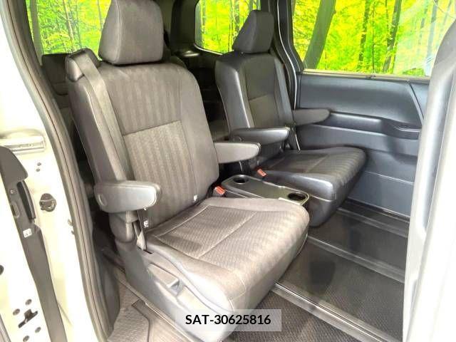 Toyota VOXY 2023-04 206333-9