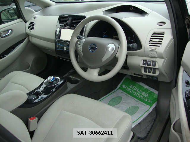 Nissan LEAF 2012-08 221144-1
