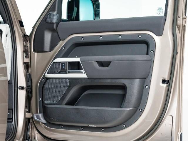 ROVER DEFENDER 2023-03 186819-17