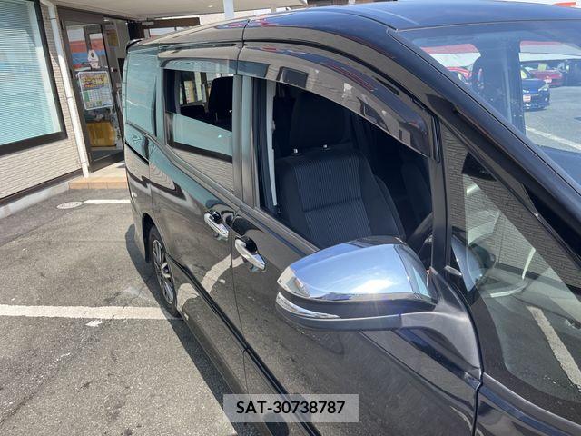 Toyota VOXY 2017-04 321538-11