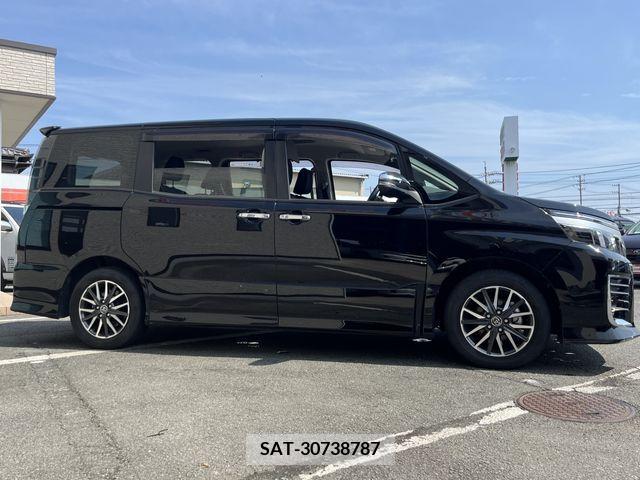 Toyota VOXY 2017-04 321538-2