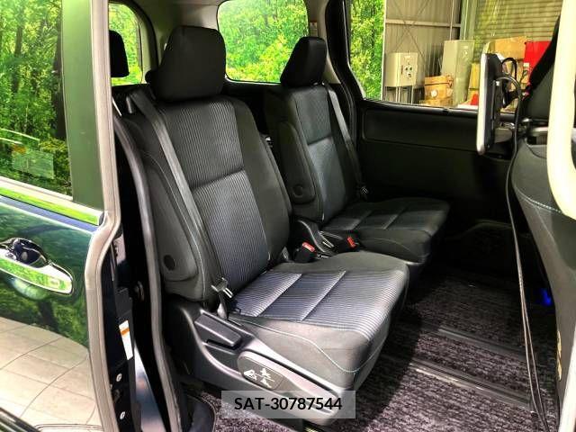 Toyota VOXY 2016-10 370426-13