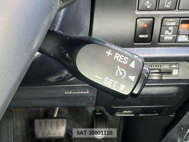 Toyota VOXY HYBRID 2018-09 289361-8