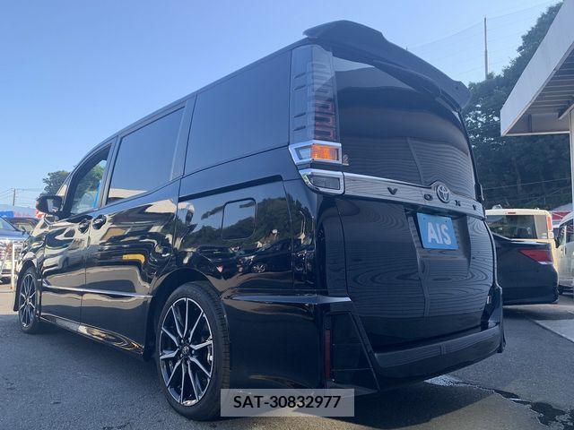 Toyota VOXY 2019-03 347585-7