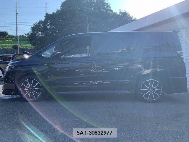 Toyota VOXY 2019-03 347585-8