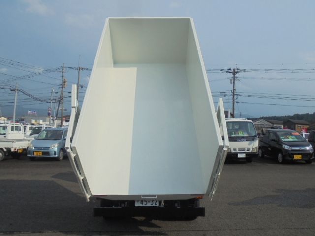 Mitsubishi CANTER 2023-04 22707-25