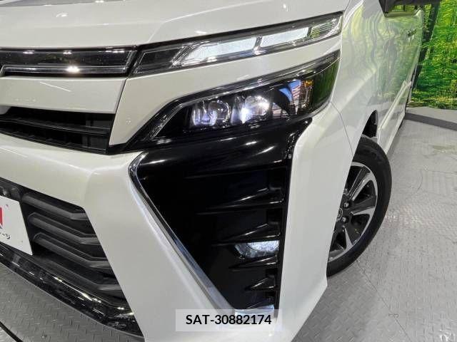 Toyota VOXY 2018-03 205876-13