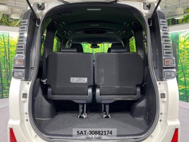 Toyota VOXY 2018-03 205876-12
