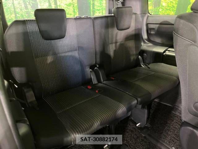 Toyota VOXY 2018-03 205876-11