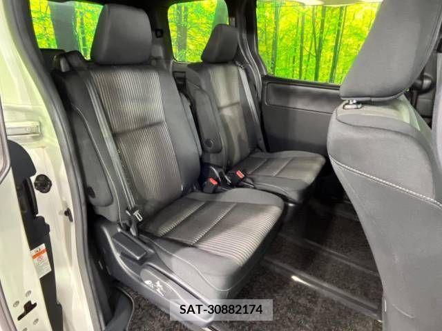 Toyota VOXY 2018-03 205876-10