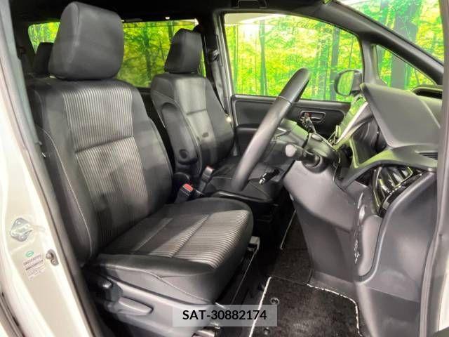 Toyota VOXY 2018-03 205876-9