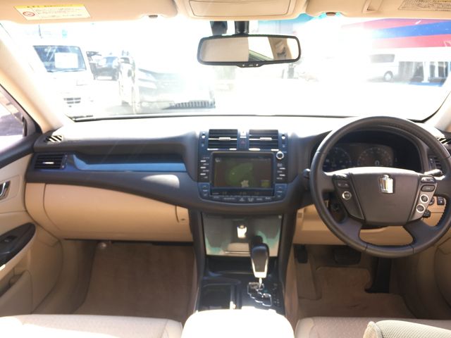 Toyota CROWN SEDAN 2009-10 23424-5