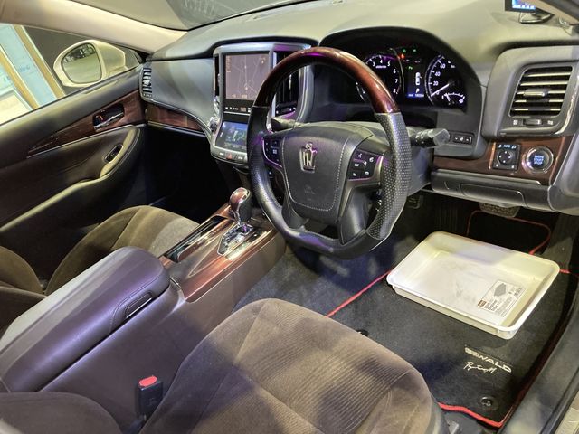 Toyota CROWN SEDAN 2013-01 8096-1
