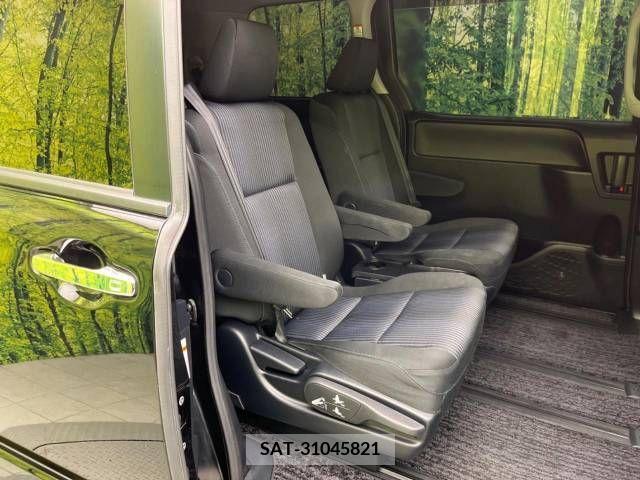 Toyota VOXY 2015-07 330327-1