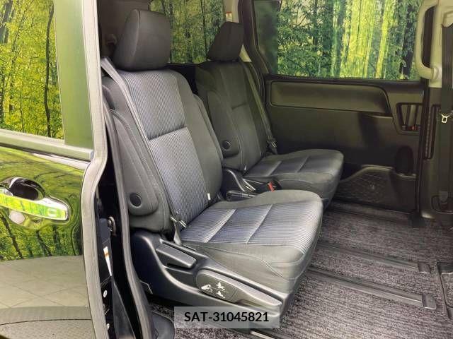 Toyota VOXY 2015-07 330327-8