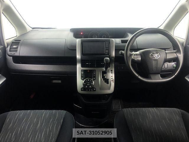Toyota VOXY 2011-11 289212-1
