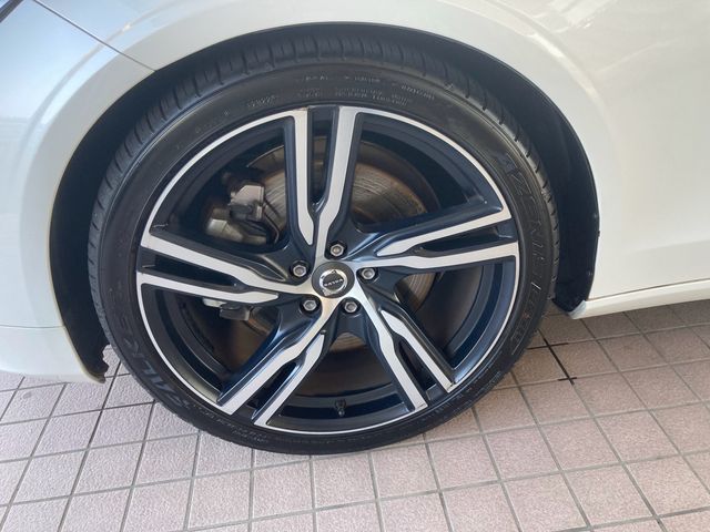 Volvo V90 2018-05 16975-10
