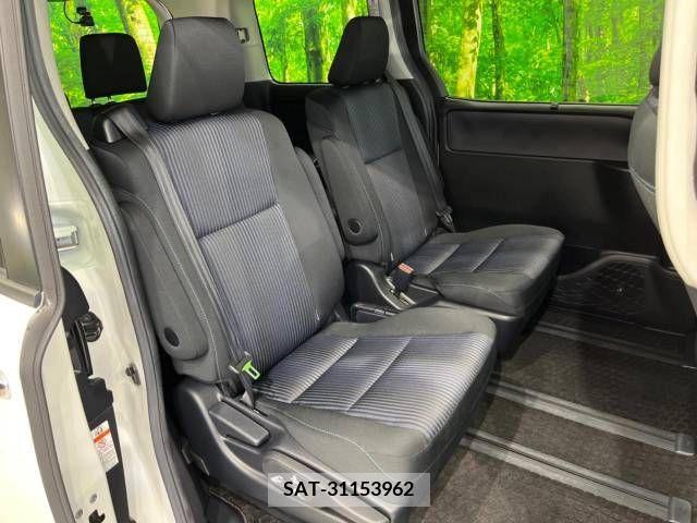 Toyota VOXY 2015-10 321461-10