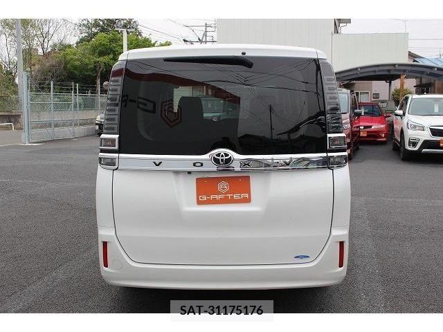 Toyota VOXY 2017-10 237085-8