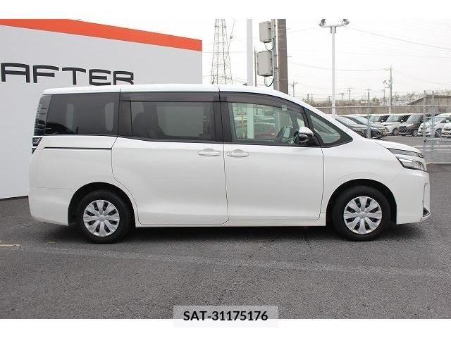 Toyota VOXY 2017-10 237085-7