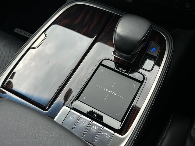 Lexus LS 2018-03 23266-8