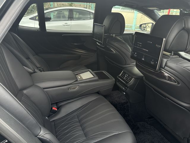 Lexus LS 2018-03 23266-7