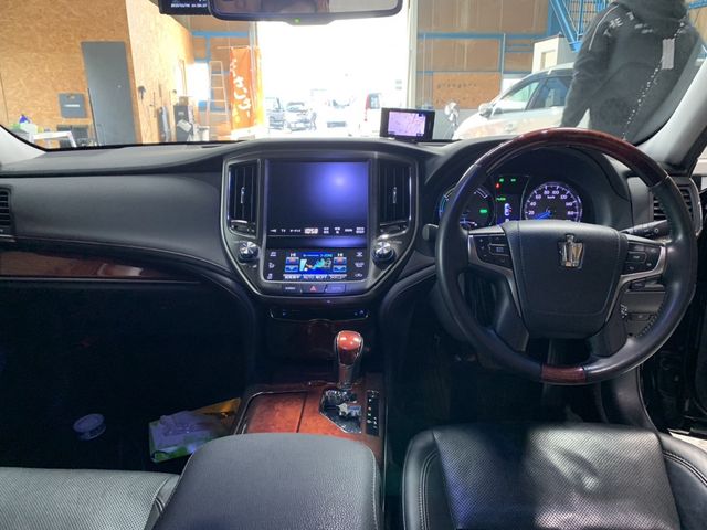 Toyota CROWN MAJESTA 2014-01 20077-1