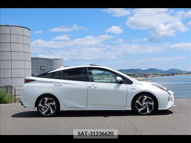 Toyota PRIUS 2017-01 366699-6