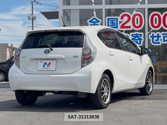 Toyota AQUA 2013-07 351865-17