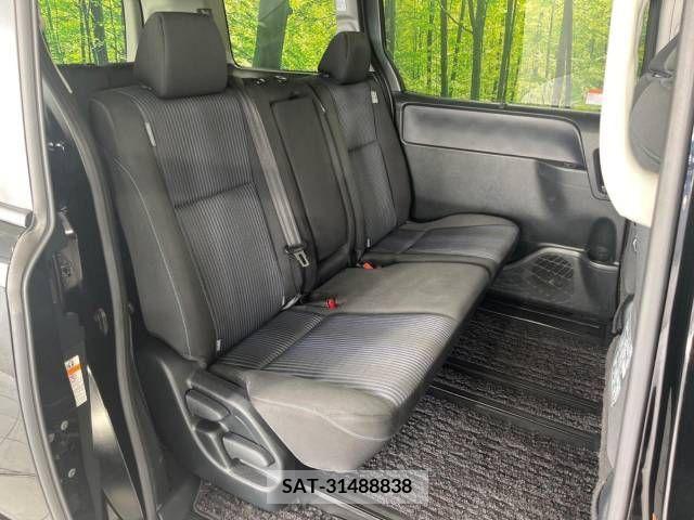 Toyota VOXY 2016-09 370292-9