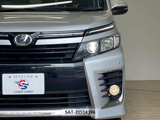 Toyota VOXY 2014-10 381242-17